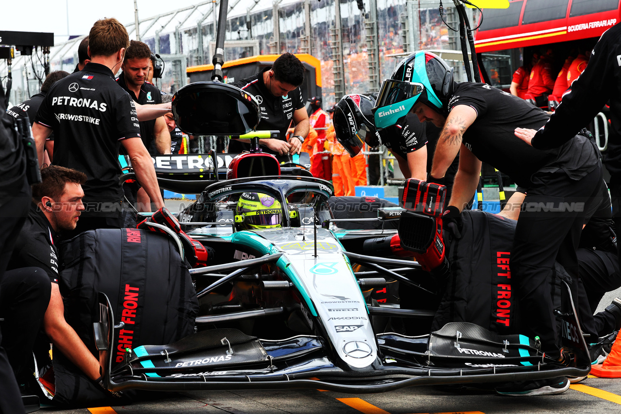 GP AUSTRALIA, Lewis Hamilton (GBR) Mercedes AMG F1 W15 in the pits.

23.03.2024. Formula 1 World Championship, Rd 3, Australian Grand Prix, Albert Park, Melbourne, Australia, Qualifiche Day.

- www.xpbimages.com, EMail: requests@xpbimages.com © Copyright: Batchelor / XPB Images