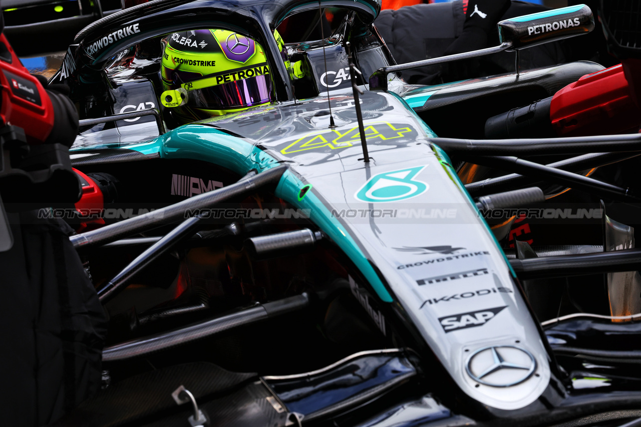 GP AUSTRALIA, Lewis Hamilton (GBR) Mercedes AMG F1 W15 in the pits.

23.03.2024. Formula 1 World Championship, Rd 3, Australian Grand Prix, Albert Park, Melbourne, Australia, Qualifiche Day.

- www.xpbimages.com, EMail: requests@xpbimages.com © Copyright: Batchelor / XPB Images