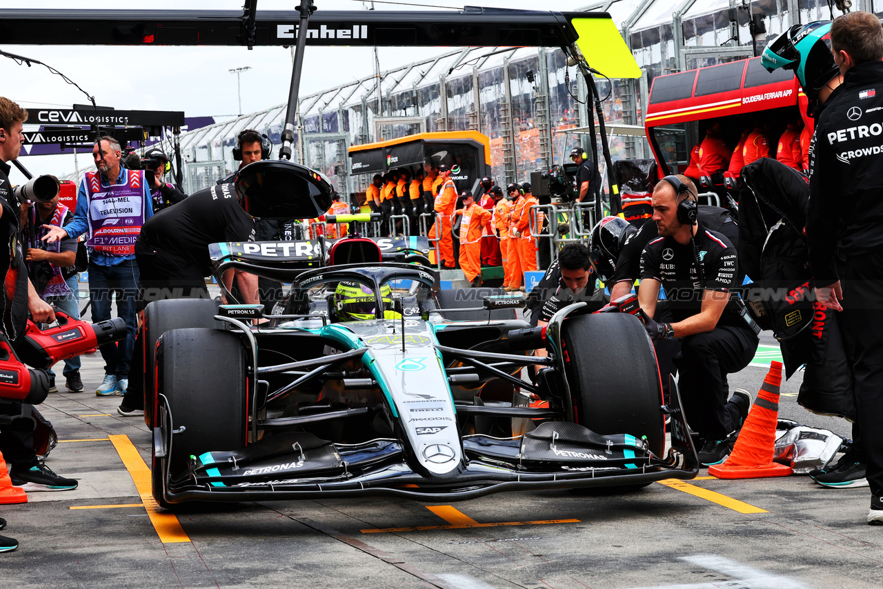 GP AUSTRALIA, Lewis Hamilton (GBR) Mercedes AMG F1 W15 in the pits.

23.03.2024. Formula 1 World Championship, Rd 3, Australian Grand Prix, Albert Park, Melbourne, Australia, Qualifiche Day.

- www.xpbimages.com, EMail: requests@xpbimages.com © Copyright: Batchelor / XPB Images