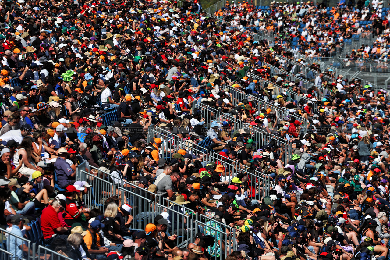 GP AUSTRALIA, Circuit Atmosfera - fans in the grandstand.

22.03.2024. Formula 1 World Championship, Rd 3, Australian Grand Prix, Albert Park, Melbourne, Australia, Practice Day.

- www.xpbimages.com, EMail: requests@xpbimages.com © Copyright: Moy / XPB Images