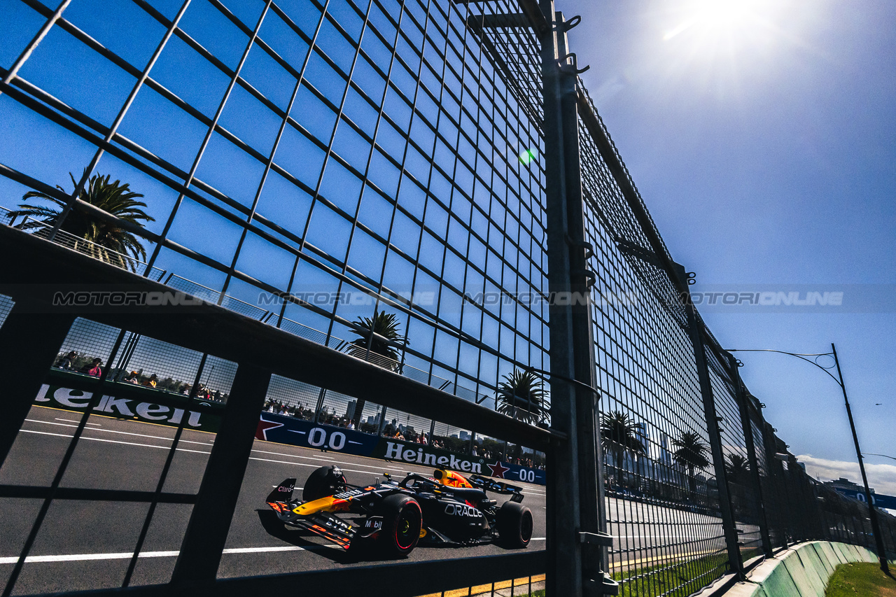 GP AUSTRALIA, Max Verstappen (NLD) Red Bull Racing RB20.

22.03.2024. Formula 1 World Championship, Rd 3, Australian Grand Prix, Albert Park, Melbourne, Australia, Practice Day.

- www.xpbimages.com, EMail: requests@xpbimages.com © Copyright: Bearne / XPB Images