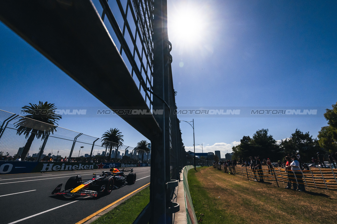 GP AUSTRALIA, Max Verstappen (NLD) Red Bull Racing RB20.

22.03.2024. Formula 1 World Championship, Rd 3, Australian Grand Prix, Albert Park, Melbourne, Australia, Practice Day.

- www.xpbimages.com, EMail: requests@xpbimages.com © Copyright: Bearne / XPB Images