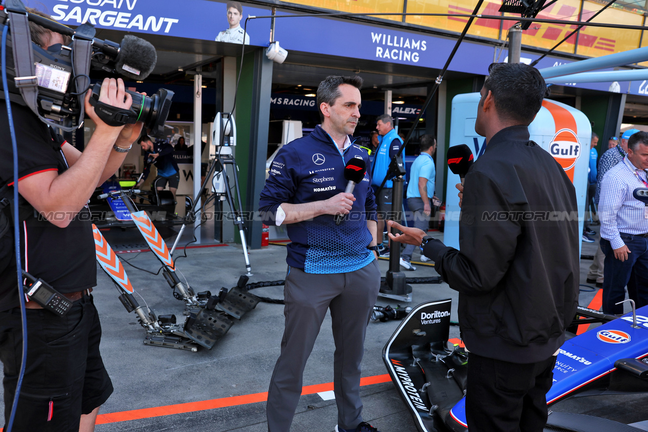 GP AUSTRALIA, (L to R): Dave Robson (GBR) Williams Racing Head of Vehicle Performance with Lawrence Barretto (GBR) Formula 1 Senior Writer Editor.

22.03.2024. Formula 1 World Championship, Rd 3, Australian Grand Prix, Albert Park, Melbourne, Australia, Practice Day.

- www.xpbimages.com, EMail: requests@xpbimages.com © Copyright: Bearne / XPB Images