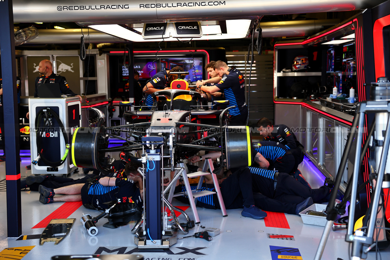 GP AUSTRALIA, Red Bull Racing RB20 of Max Verstappen (NLD) worked on by meccanici.

22.03.2024. Formula 1 World Championship, Rd 3, Australian Grand Prix, Albert Park, Melbourne, Australia, Practice Day.

- www.xpbimages.com, EMail: requests@xpbimages.com © Copyright: Batchelor / XPB Images