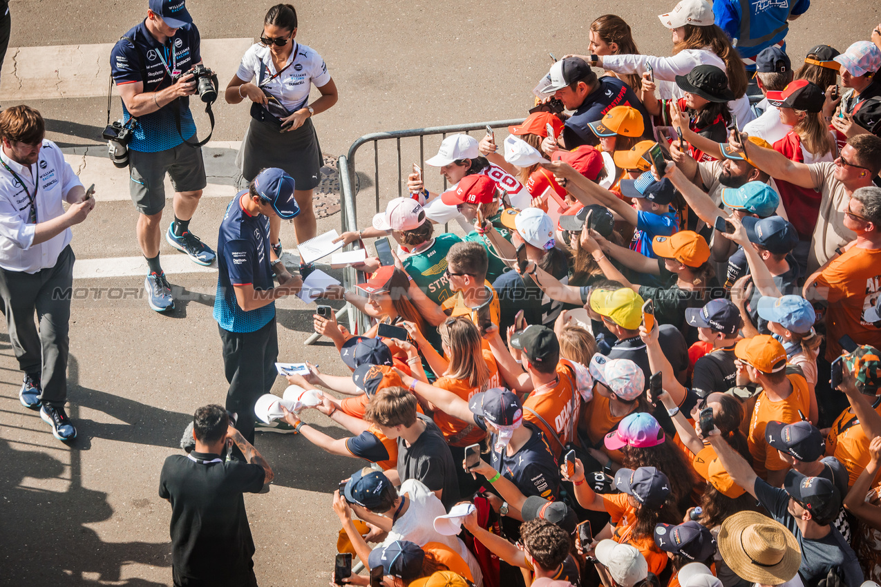 GP AUSTRIA, Alexander Albon (THA) Williams Racing with fans.

30.06.2024. Formula 1 World Championship, Rd 11, Austrian Grand Prix, Spielberg, Austria, Gara Day.

- www.xpbimages.com, EMail: requests@xpbimages.com © Copyright: Bearne / XPB Images