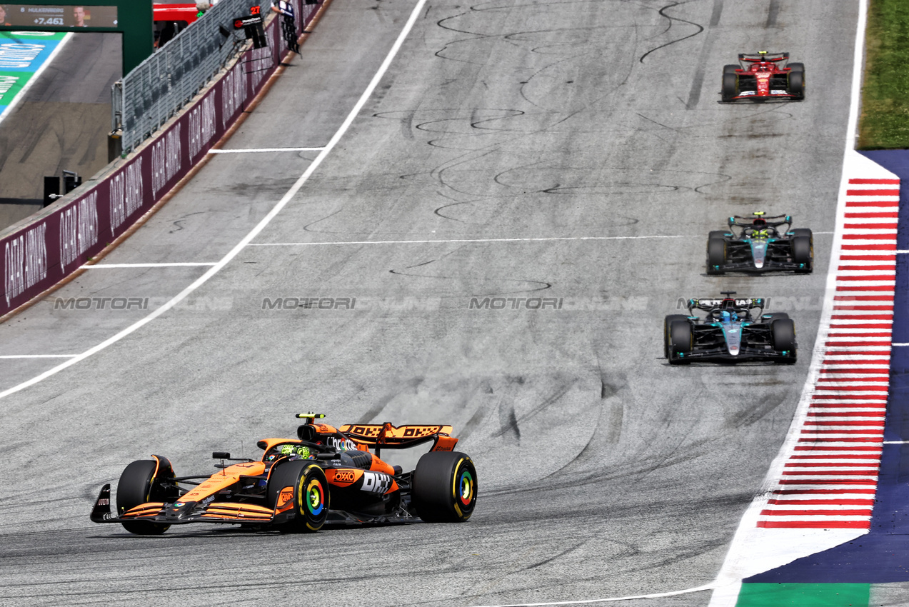 GP AUSTRIA, Lando Norris (GBR) McLaren MCL38.

30.06.2024. Formula 1 World Championship, Rd 11, Austrian Grand Prix, Spielberg, Austria, Gara Day.

- www.xpbimages.com, EMail: requests@xpbimages.com © Copyright: Charniaux / XPB Images