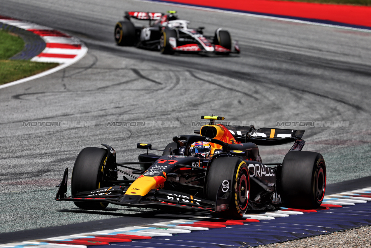 GP AUSTRIA, Sergio Perez (MEX) Red Bull Racing RB20.

30.06.2024. Formula 1 World Championship, Rd 11, Austrian Grand Prix, Spielberg, Austria, Gara Day.

- www.xpbimages.com, EMail: requests@xpbimages.com © Copyright: Batchelor / XPB Images