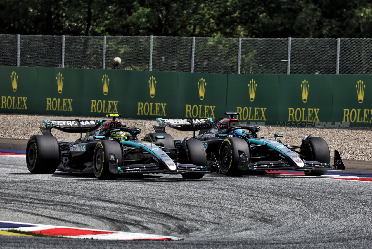 GP AUSTRIA, Lewis Hamilton (GBR) Mercedes AMG F1 W15 e George Russell (GBR) Mercedes AMG F1 W15 battle for position.

30.06.2024. Formula 1 World Championship, Rd 11, Austrian Grand Prix, Spielberg, Austria, Gara Day.

- www.xpbimages.com, EMail: requests@xpbimages.com © Copyright: Bearne / XPB Images