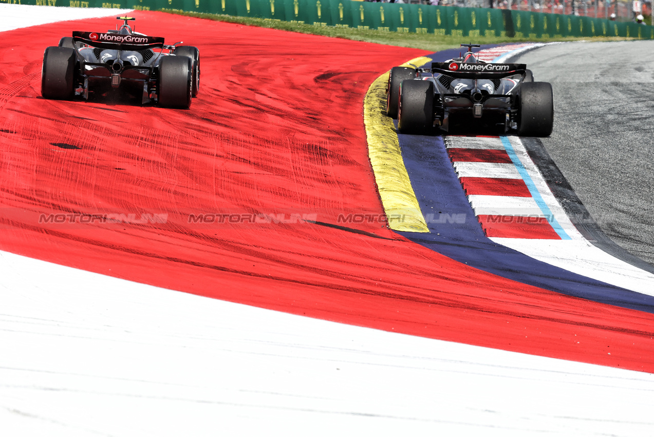 GP AUSTRIA, Nico Hulkenberg (GER) Haas VF-24 e Kevin Magnussen (DEN) Haas VF-24 battle for position.

30.06.2024. Formula 1 World Championship, Rd 11, Austrian Grand Prix, Spielberg, Austria, Gara Day.

- www.xpbimages.com, EMail: requests@xpbimages.com © Copyright: Bearne / XPB Images