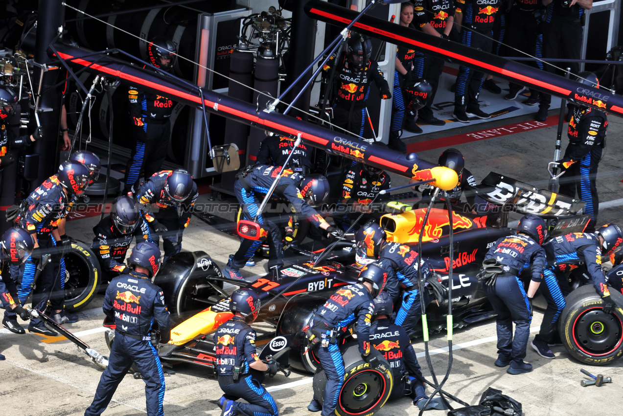 GP AUSTRIA, Sergio Perez (MEX) Red Bull Racing RB20 makes a pit stop.

30.06.2024. Formula 1 World Championship, Rd 11, Austrian Grand Prix, Spielberg, Austria, Gara Day.

- www.xpbimages.com, EMail: requests@xpbimages.com © Copyright: Batchelor / XPB Images