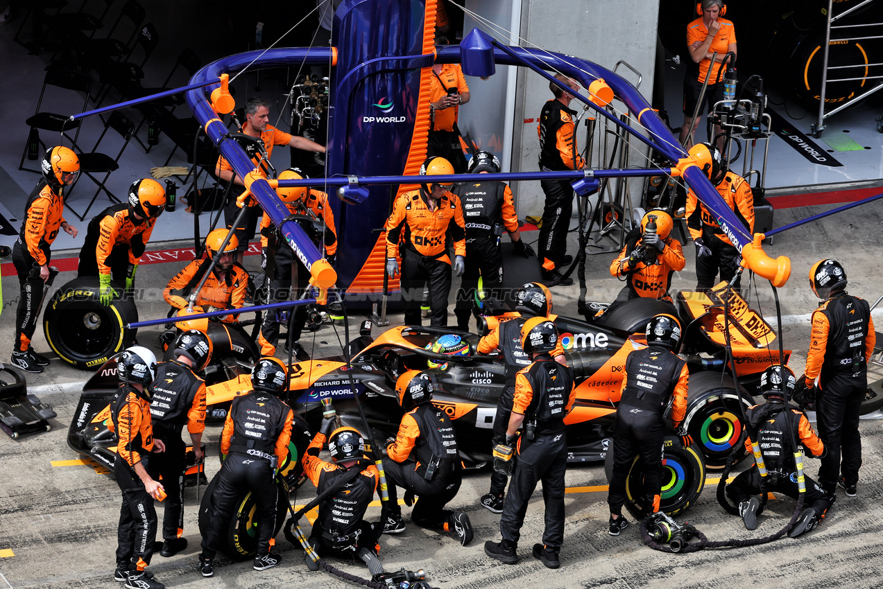 GP AUSTRIA, Oscar Piastri (AUS) McLaren MCL38 makes a pit stop.

30.06.2024. Formula 1 World Championship, Rd 11, Austrian Grand Prix, Spielberg, Austria, Gara Day.

- www.xpbimages.com, EMail: requests@xpbimages.com © Copyright: Batchelor / XPB Images