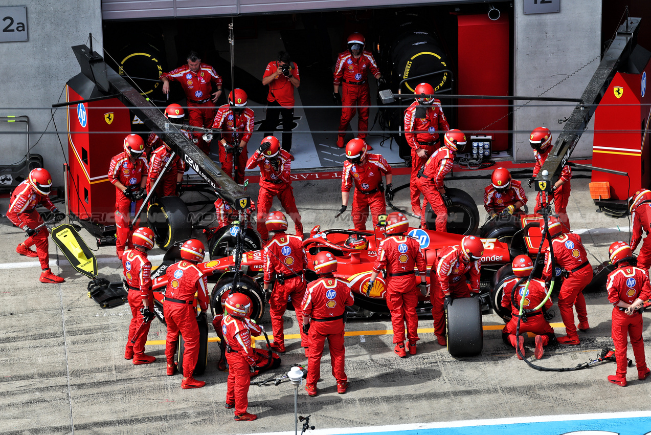 GP AUSTRIA, Carlos Sainz Jr (ESP) Ferrari SF-24 makes a pit stop.

30.06.2024. Formula 1 World Championship, Rd 11, Austrian Grand Prix, Spielberg, Austria, Gara Day.

- www.xpbimages.com, EMail: requests@xpbimages.com © Copyright: Batchelor / XPB Images