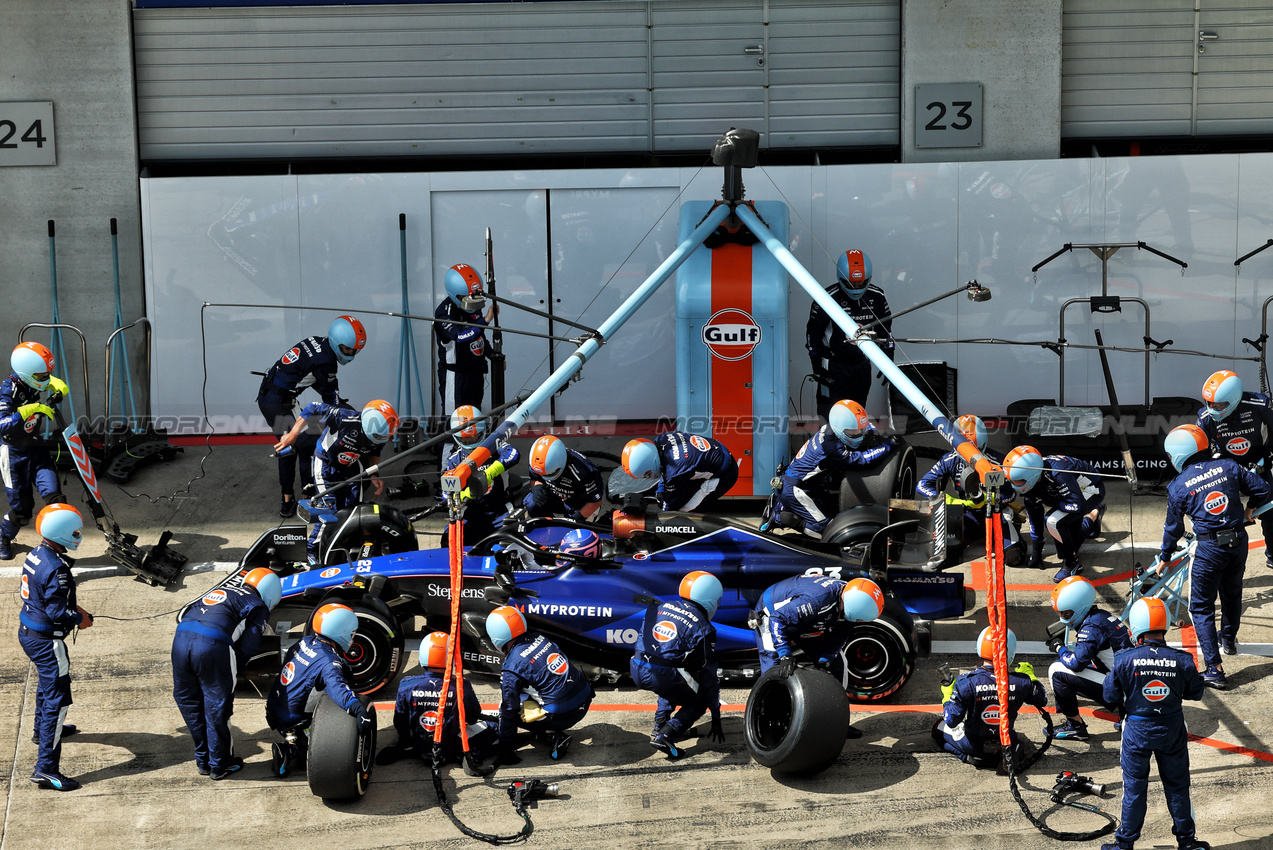 GP AUSTRIA, Alexander Albon (THA) Williams Racing FW46 makes a pit stop.

30.06.2024. Formula 1 World Championship, Rd 11, Austrian Grand Prix, Spielberg, Austria, Gara Day.

- www.xpbimages.com, EMail: requests@xpbimages.com © Copyright: Batchelor / XPB Images