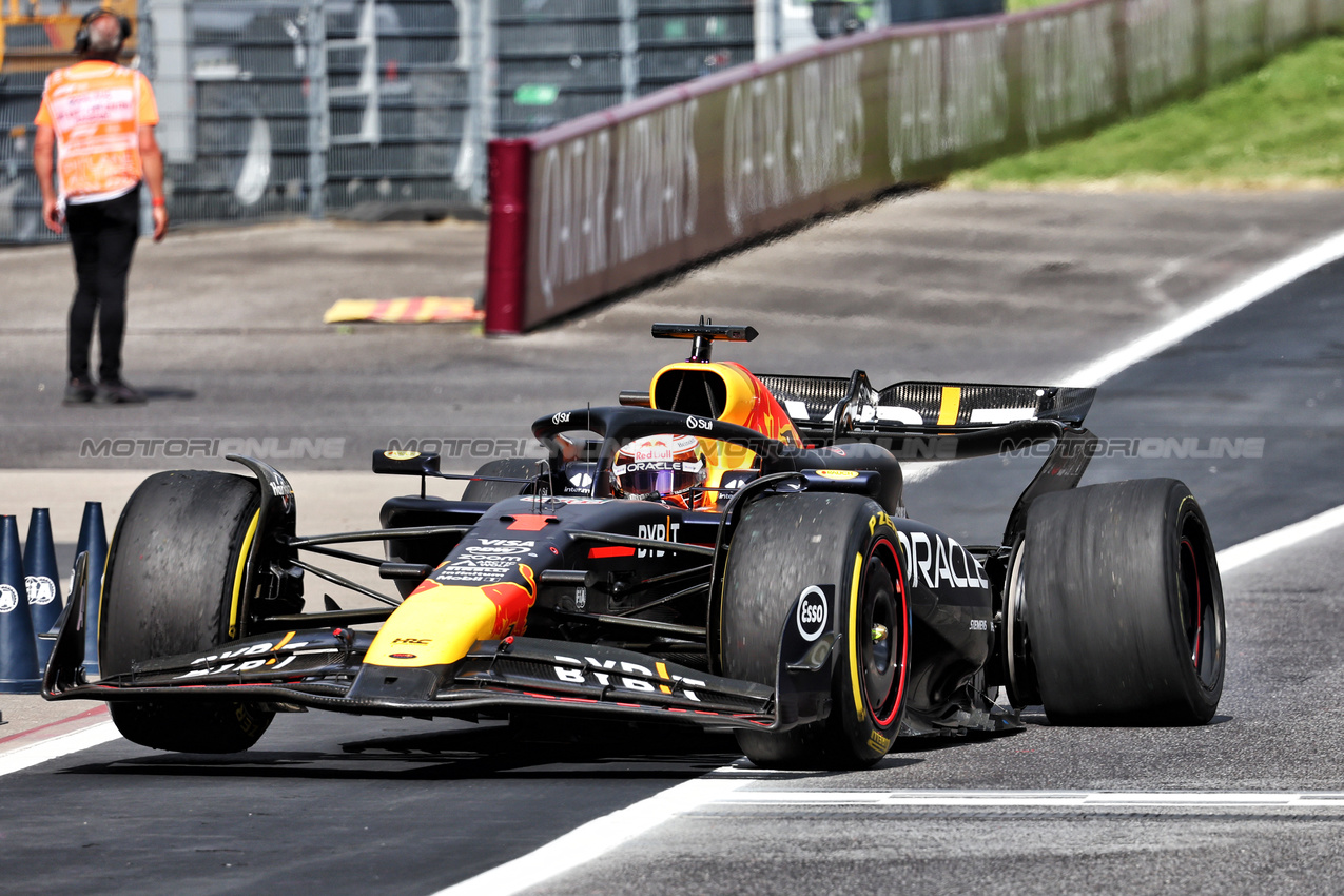 GP AUSTRIA, Max Verstappen (NLD) Red Bull Racing RB20 makes a pit stop with a puncture after collision with Lando Norris (GBR) McLaren MCL38.

30.06.2024. Formula 1 World Championship, Rd 11, Austrian Grand Prix, Spielberg, Austria, Gara Day.

- www.xpbimages.com, EMail: requests@xpbimages.com © Copyright: Batchelor / XPB Images