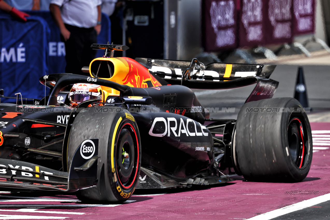 GP AUSTRIA, Max Verstappen (NLD) Red Bull Racing RB20 makes a pit stop with a puncture after collision with Lando Norris (GBR) McLaren MCL38.

30.06.2024. Formula 1 World Championship, Rd 11, Austrian Grand Prix, Spielberg, Austria, Gara Day.

- www.xpbimages.com, EMail: requests@xpbimages.com © Copyright: Batchelor / XPB Images