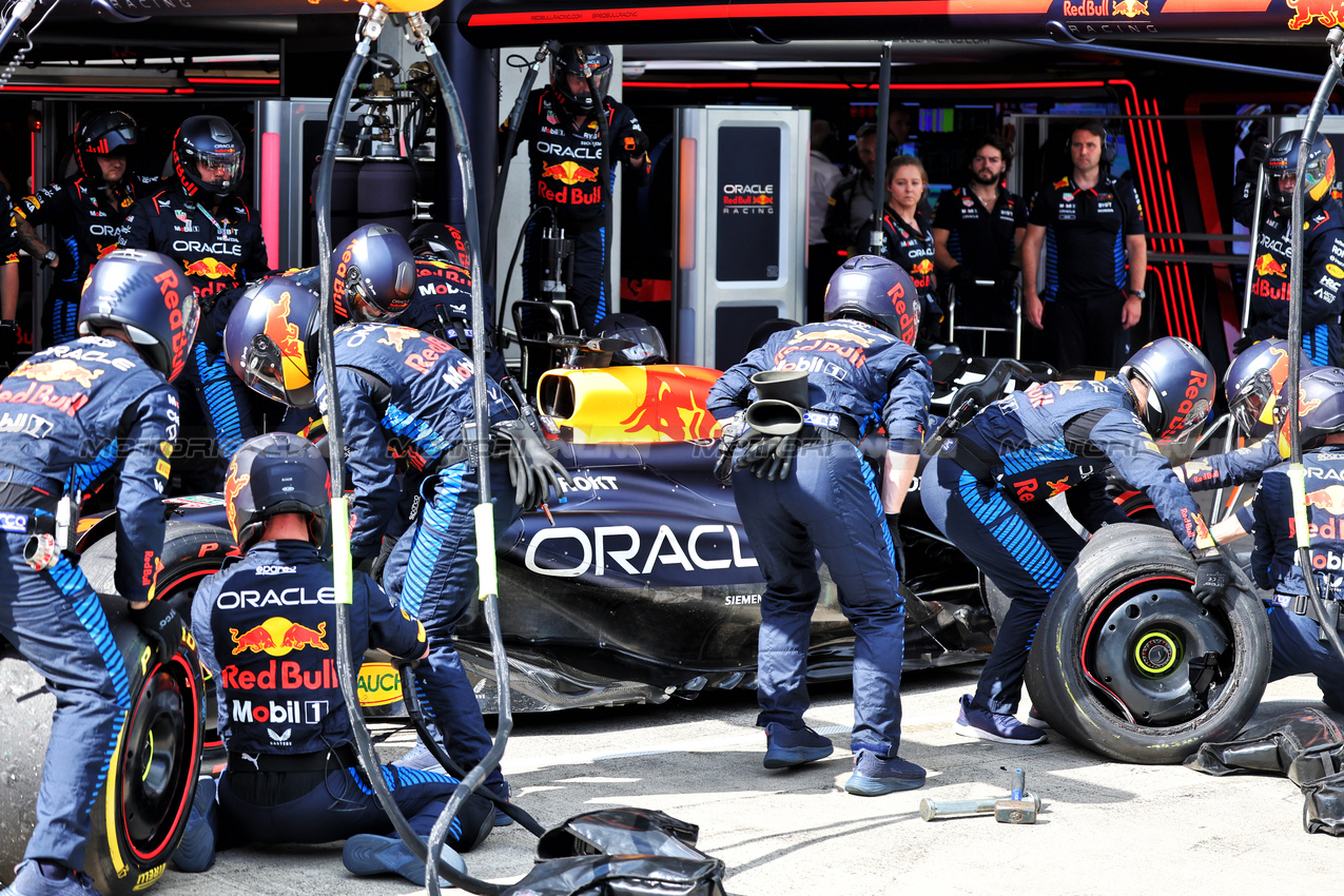 GP AUSTRIA, Max Verstappen (NLD) Red Bull Racing RB20 makes a pit stop with a puncture after collision with Lando Norris (GBR) McLaren MCL38.

30.06.2024. Formula 1 World Championship, Rd 11, Austrian Grand Prix, Spielberg, Austria, Gara Day.

- www.xpbimages.com, EMail: requests@xpbimages.com © Copyright: Batchelor / XPB Images