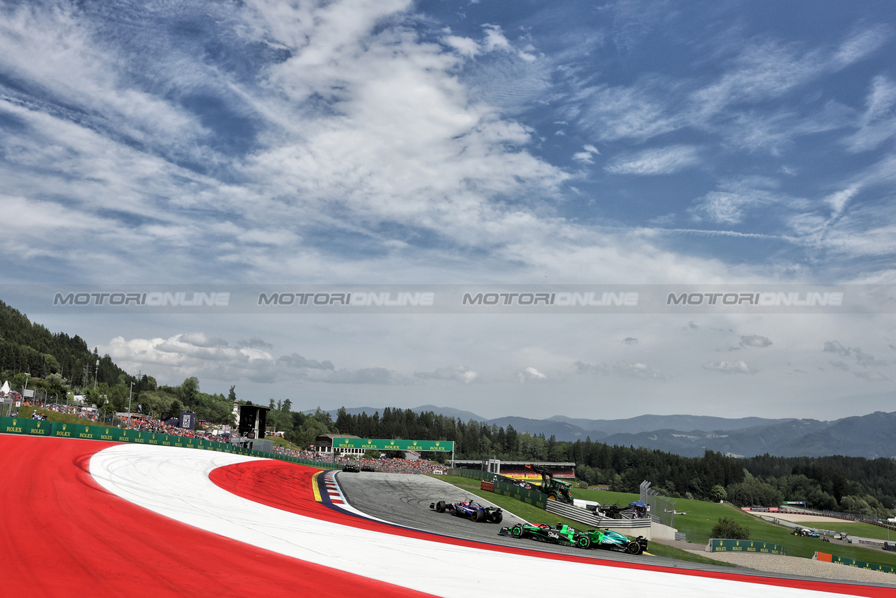 GP AUSTRIA, Zhou Guanyu (CHN) Sauber C44 e Fernando Alonso (ESP) Aston Martin F1 Team AMR24 collide.

30.06.2024. Formula 1 World Championship, Rd 11, Austrian Grand Prix, Spielberg, Austria, Gara Day.

- www.xpbimages.com, EMail: requests@xpbimages.com © Copyright: Bearne / XPB Images