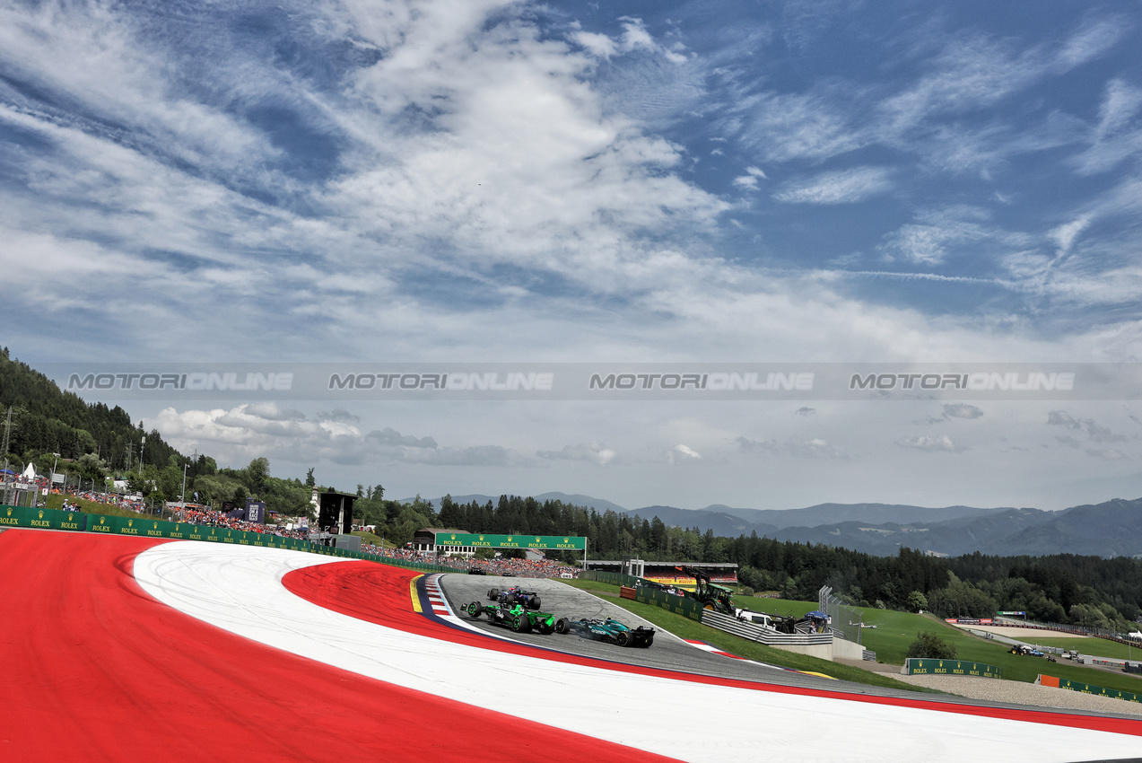 GP AUSTRIA, Zhou Guanyu (CHN) Sauber C44 e Fernando Alonso (ESP) Aston Martin F1 Team AMR24 collide.

30.06.2024. Formula 1 World Championship, Rd 11, Austrian Grand Prix, Spielberg, Austria, Gara Day.

- www.xpbimages.com, EMail: requests@xpbimages.com © Copyright: Bearne / XPB Images