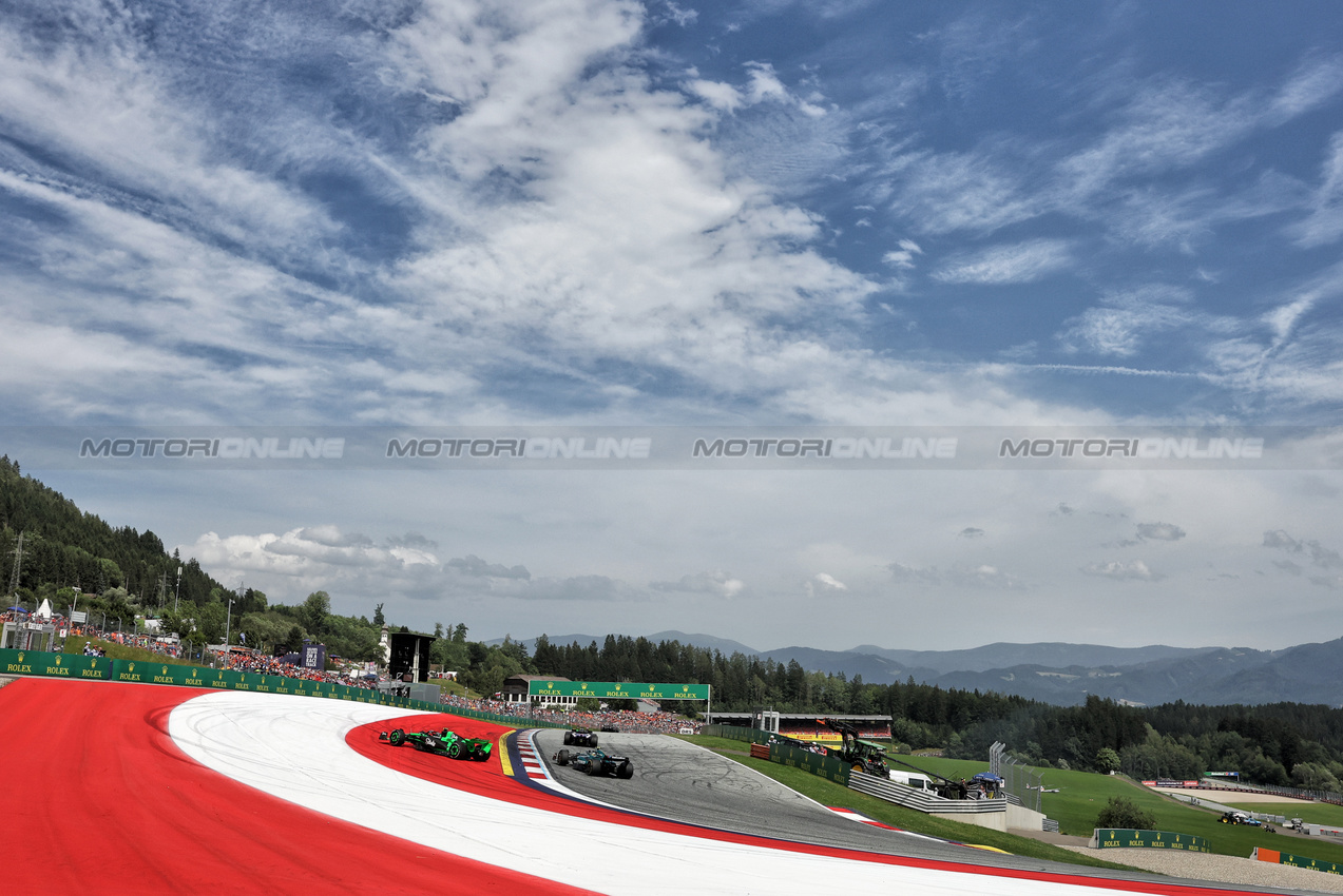 GP AUSTRIA, Zhou Guanyu (CHN) Sauber C44 e Fernando Alonso (ESP) Aston Martin F1 Team AMR24 collide.

30.06.2024. Formula 1 World Championship, Rd 11, Austrian Grand Prix, Spielberg, Austria, Gara Day.

- www.xpbimages.com, EMail: requests@xpbimages.com © Copyright: Bearne / XPB Images