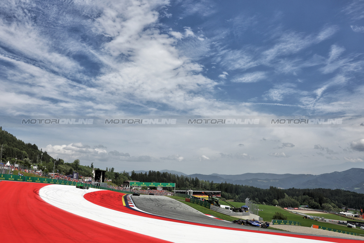 GP AUSTRIA, Zhou Guanyu (CHN) Sauber C44 e Fernando Alonso (ESP) Aston Martin F1 Team AMR24 collide.

30.06.2024. Formula 1 World Championship, Rd 11, Austrian Grand Prix, Spielberg, Austria, Gara Day.

- www.xpbimages.com, EMail: requests@xpbimages.com © Copyright: Bearne / XPB Images