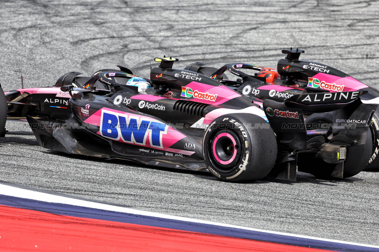 GP AUSTRIA, Pierre Gasly (FRA) Alpine F1 Team A524 e Esteban Ocon (FRA) Alpine F1 Team A524 battle for position.

30.06.2024. Formula 1 World Championship, Rd 11, Austrian Grand Prix, Spielberg, Austria, Gara Day.

- www.xpbimages.com, EMail: requests@xpbimages.com © Copyright: Bearne / XPB Images