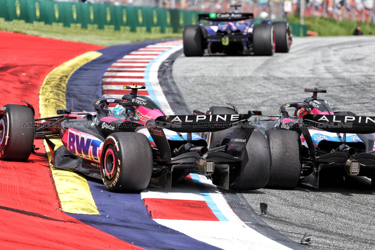 GP AUSTRIA, Pierre Gasly (FRA) Alpine F1 Team A524 e Esteban Ocon (FRA) Alpine F1 Team A524 battle for position.

30.06.2024. Formula 1 World Championship, Rd 11, Austrian Grand Prix, Spielberg, Austria, Gara Day.

- www.xpbimages.com, EMail: requests@xpbimages.com © Copyright: Bearne / XPB Images