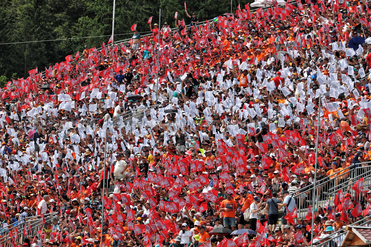 GP AUSTRIA, Circuit Atmosfera - fans in the grandstand.

30.06.2024. Formula 1 World Championship, Rd 11, Austrian Grand Prix, Spielberg, Austria, Gara Day.

- www.xpbimages.com, EMail: requests@xpbimages.com © Copyright: Bearne / XPB Images