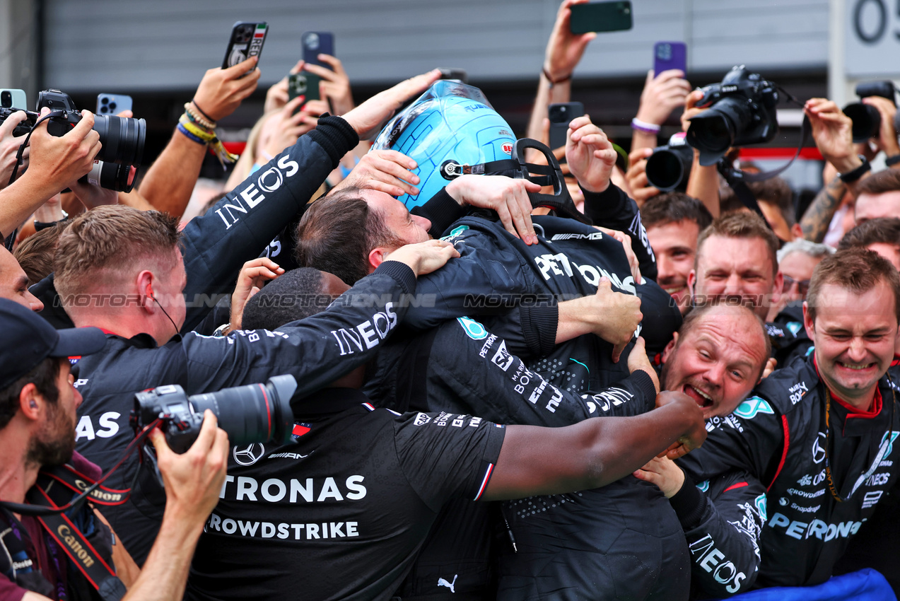 GP AUSTRIA, Gara winner George Russell (GBR) Mercedes AMG F1 celebrates in parc ferme with the team.

30.06.2024. Formula 1 World Championship, Rd 11, Austrian Grand Prix, Spielberg, Austria, Gara Day.

- www.xpbimages.com, EMail: requests@xpbimages.com © Copyright: Batchelor / XPB Images