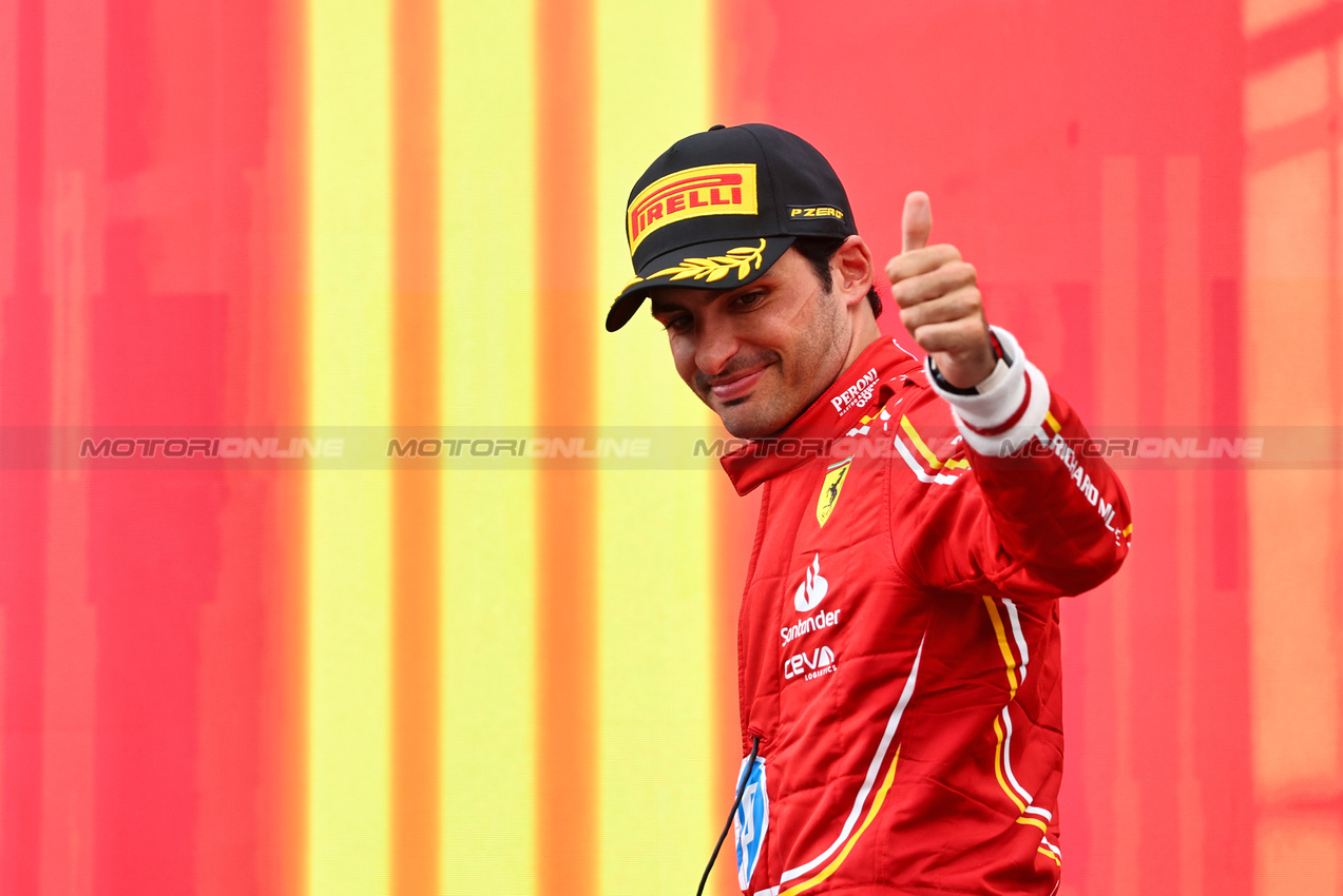 GP AUSTRIA, Carlos Sainz Jr (ESP) Ferrari celebrates his third position on the podium.

30.06.2024. Formula 1 World Championship, Rd 11, Austrian Grand Prix, Spielberg, Austria, Gara Day.

- www.xpbimages.com, EMail: requests@xpbimages.com © Copyright: Batchelor / XPB Images