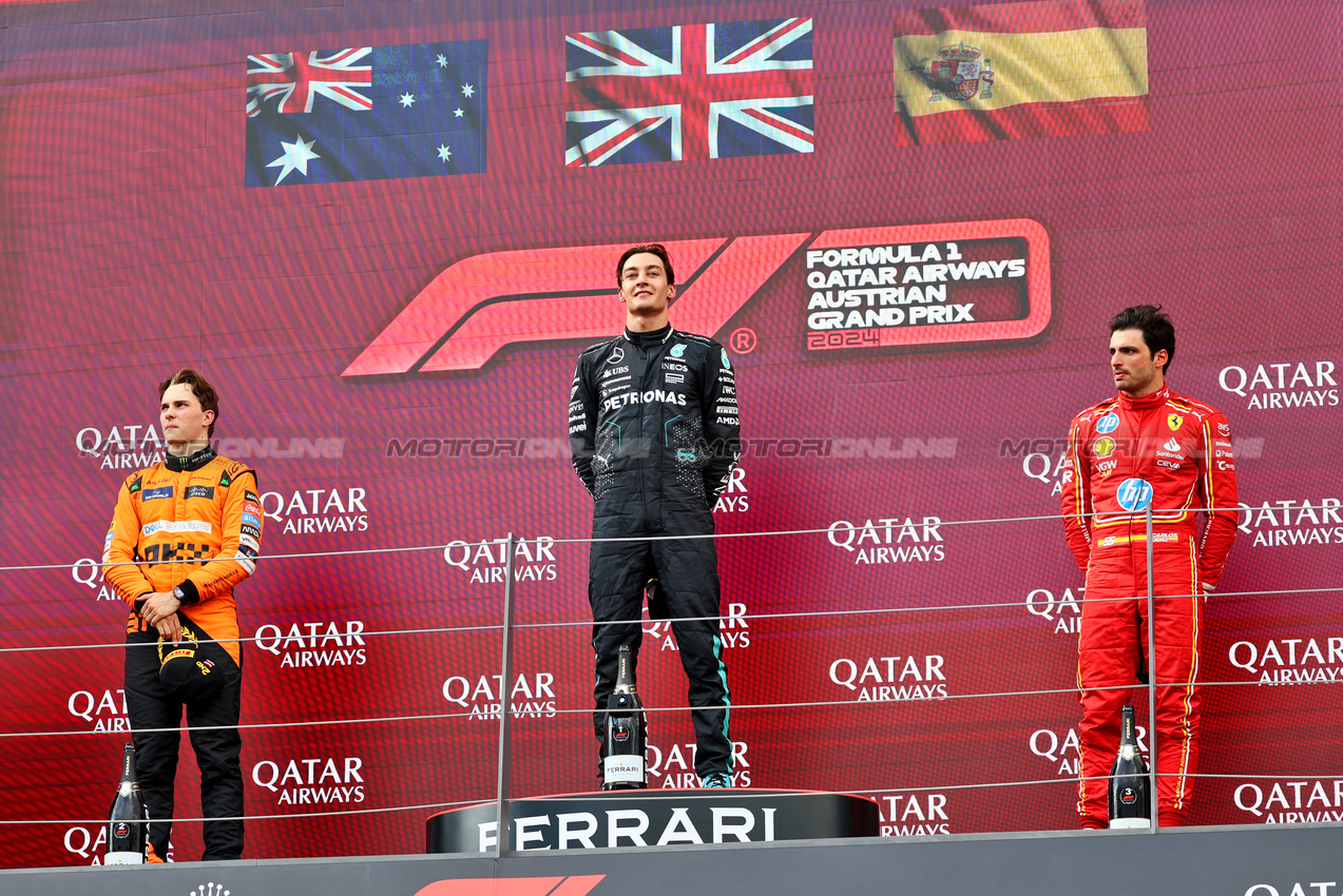 GP AUSTRIA, The podium (L to R): Oscar Piastri (AUS) McLaren, second; George Russell (GBR) Mercedes AMG F1, vincitore; Carlos Sainz Jr (ESP) Ferrari, third.

30.06.2024. Formula 1 World Championship, Rd 11, Austrian Grand Prix, Spielberg, Austria, Gara Day.

- www.xpbimages.com, EMail: requests@xpbimages.com © Copyright: Batchelor / XPB Images