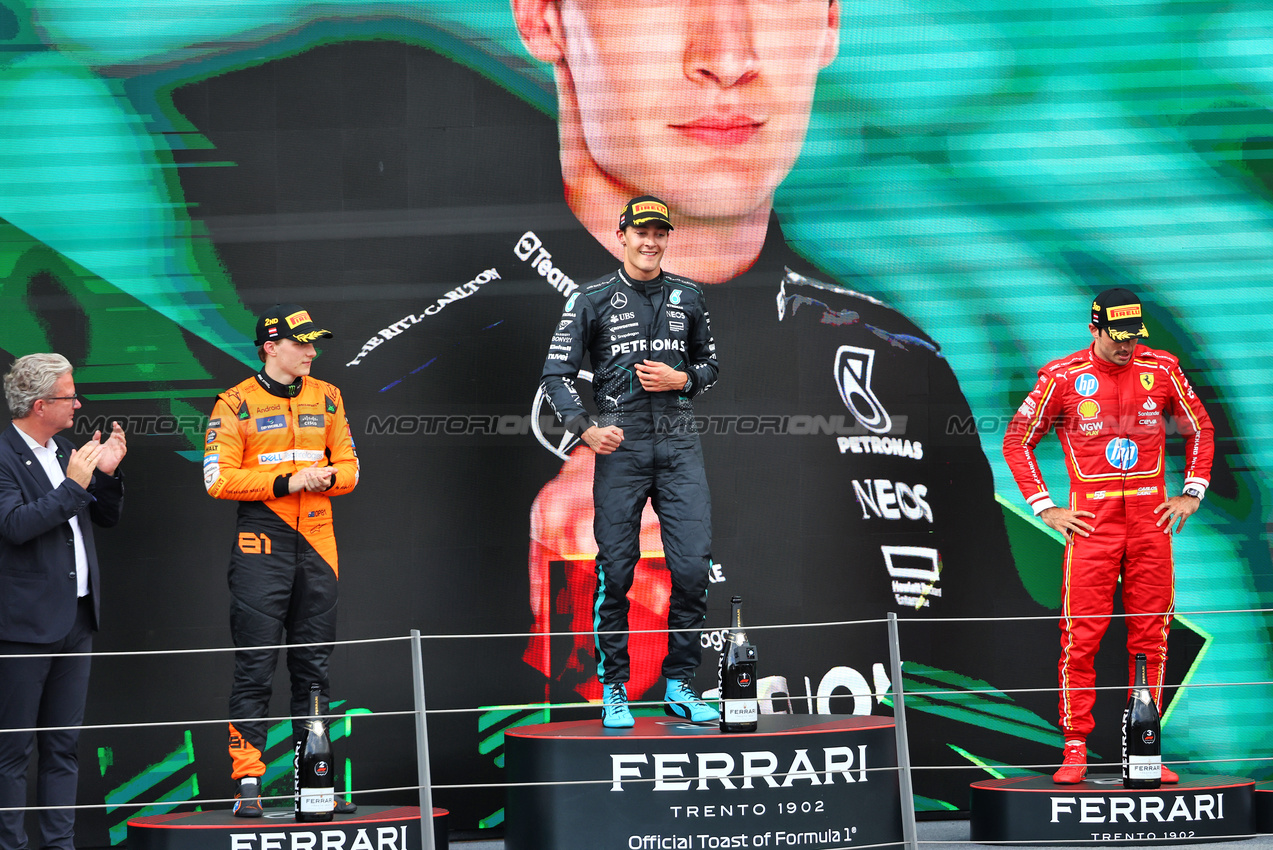 GP AUSTRIA, The podium (L to R): Oscar Piastri (AUS) McLaren, second; George Russell (GBR) Mercedes AMG F1, vincitore; Carlos Sainz Jr (ESP) Ferrari, third.

30.06.2024. Formula 1 World Championship, Rd 11, Austrian Grand Prix, Spielberg, Austria, Gara Day.

- www.xpbimages.com, EMail: requests@xpbimages.com © Copyright: Charniaux / XPB Images