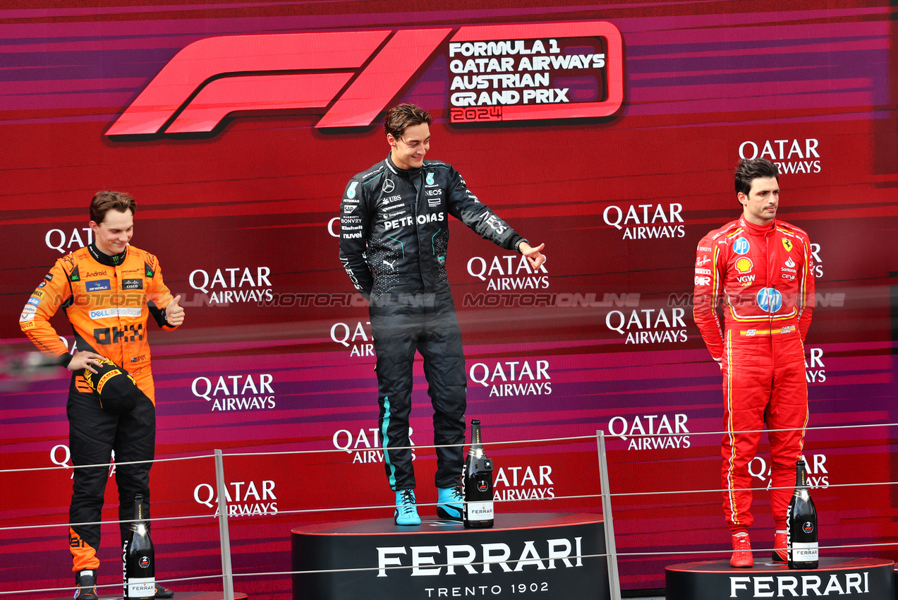 GP AUSTRIA, The podium (L to R): Oscar Piastri (AUS) McLaren, second; George Russell (GBR) Mercedes AMG F1, vincitore; Carlos Sainz Jr (ESP) Ferrari, third.

30.06.2024. Formula 1 World Championship, Rd 11, Austrian Grand Prix, Spielberg, Austria, Gara Day.

- www.xpbimages.com, EMail: requests@xpbimages.com © Copyright: Charniaux / XPB Images