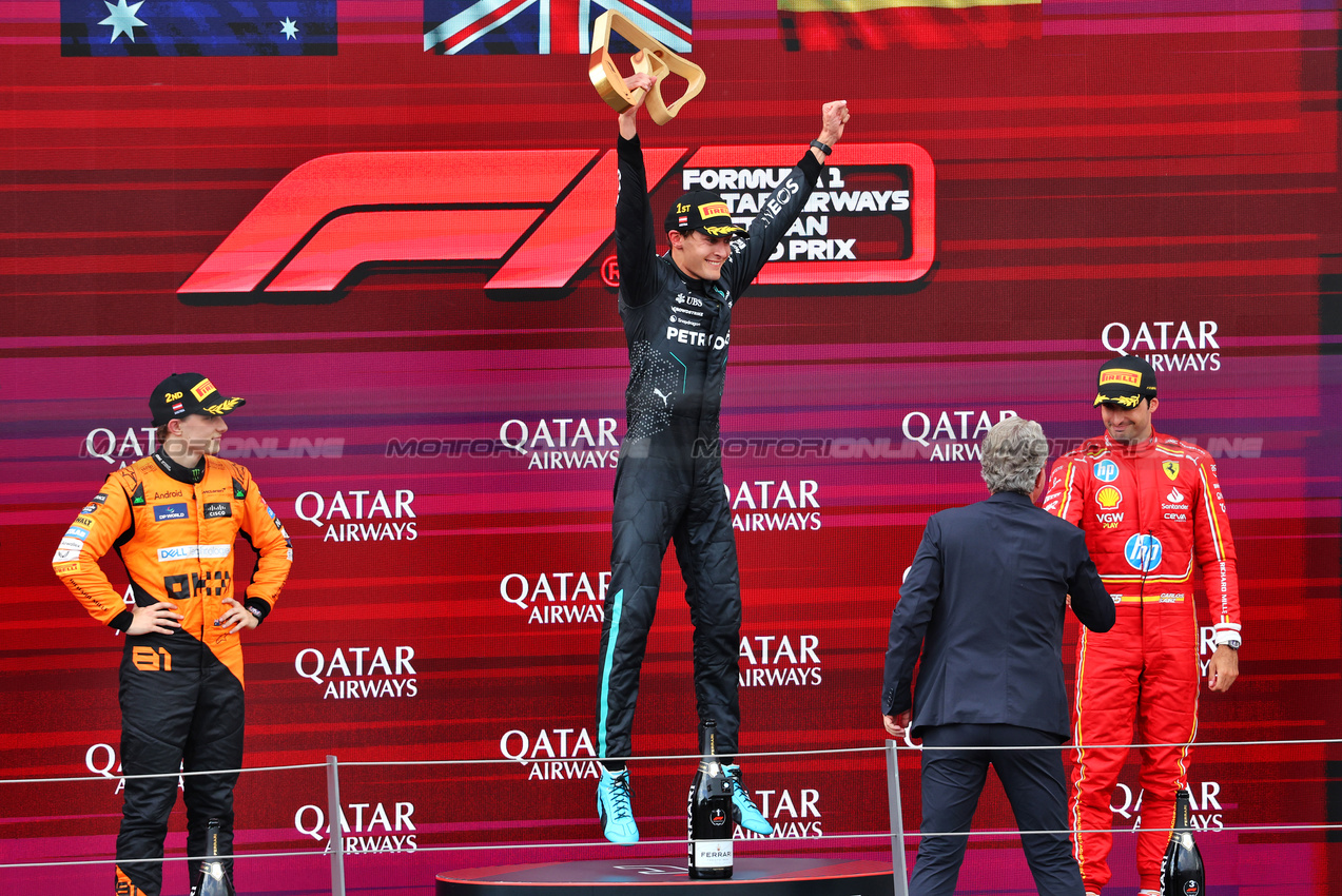 GP AUSTRIA, The podium (L to R): Oscar Piastri (AUS) McLaren, second; George Russell (GBR) Mercedes AMG F1, vincitore; Carlos Sainz Jr (ESP) Ferrari, third.

30.06.2024. Formula 1 World Championship, Rd 11, Austrian Grand Prix, Spielberg, Austria, Gara Day.

- www.xpbimages.com, EMail: requests@xpbimages.com © Copyright: Charniaux / XPB Images