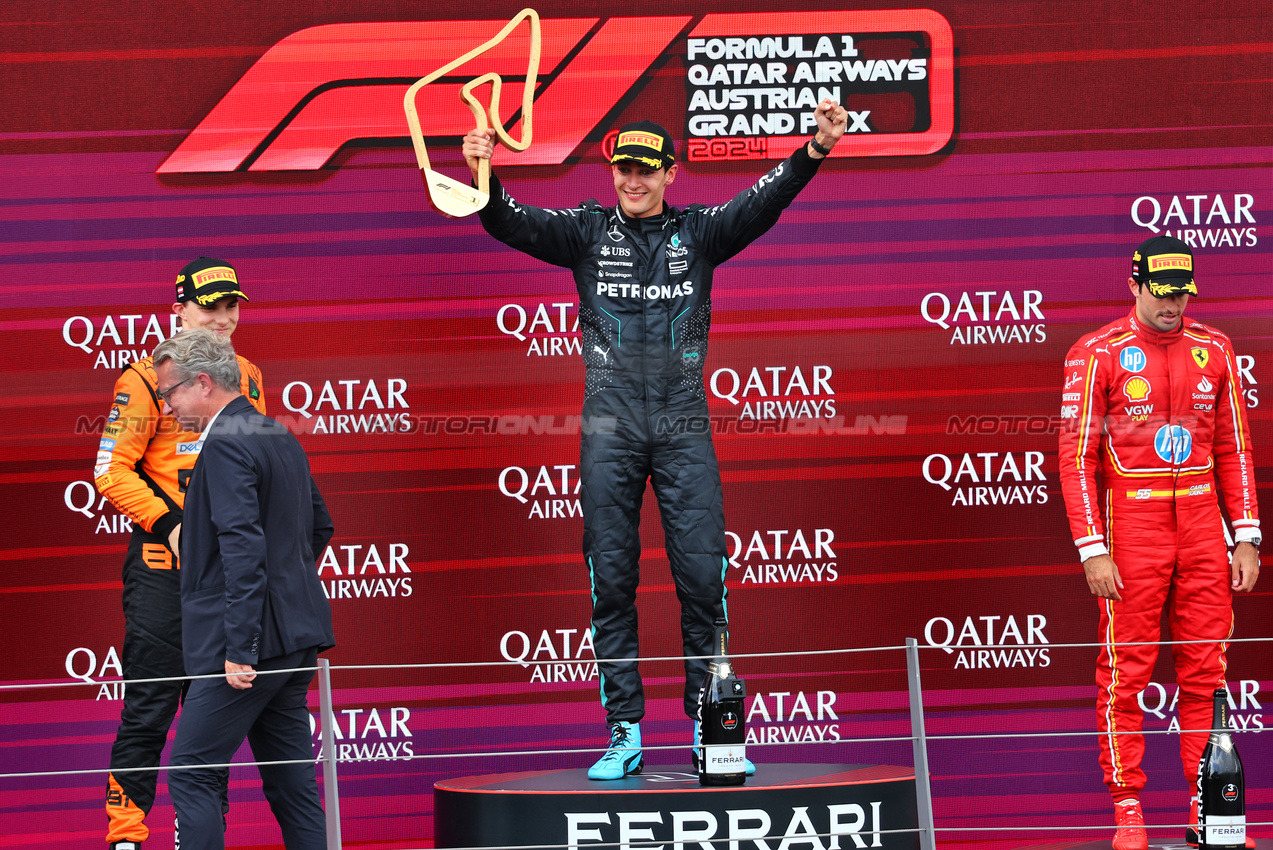 GP AUSTRIA, The podium (L to R): Oscar Piastri (AUS) McLaren, second; George Russell (GBR) Mercedes AMG F1, vincitore; Carlos Sainz Jr (ESP) Ferrari, third.

30.06.2024. Formula 1 World Championship, Rd 11, Austrian Grand Prix, Spielberg, Austria, Gara Day.

- www.xpbimages.com, EMail: requests@xpbimages.com © Copyright: Charniaux / XPB Images