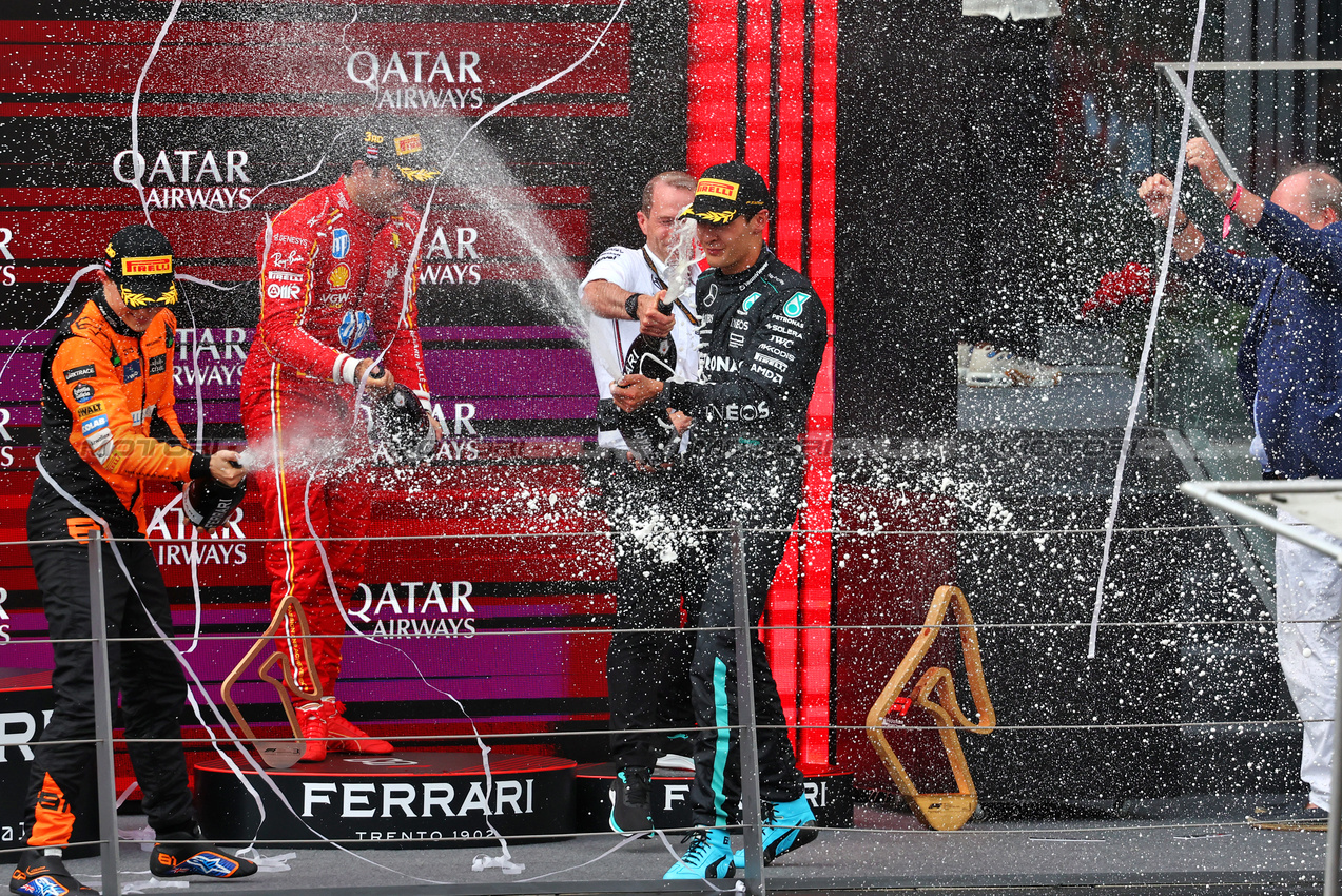 GP AUSTRIA, (L to R): Second placed Oscar Piastri (AUS) McLaren e vincitore George Russell (GBR) Mercedes AMG F1 celebrate on the podium.

30.06.2024. Formula 1 World Championship, Rd 11, Austrian Grand Prix, Spielberg, Austria, Gara Day.

- www.xpbimages.com, EMail: requests@xpbimages.com © Copyright: Charniaux / XPB Images