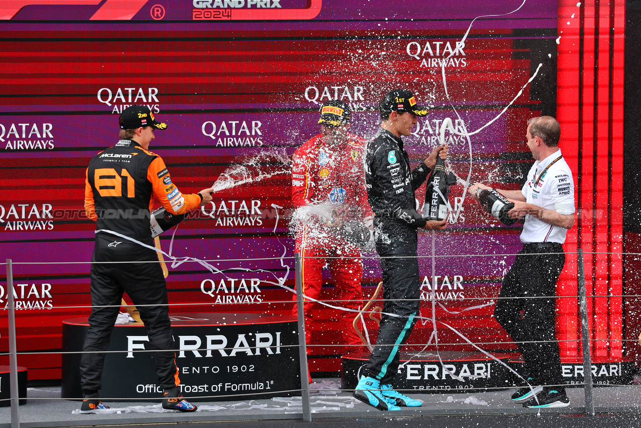 GP AUSTRIA, (L to R): Second placed Oscar Piastri (AUS) McLaren e vincitore George Russell (GBR) Mercedes AMG F1 celebrate on the podium.

30.06.2024. Formula 1 World Championship, Rd 11, Austrian Grand Prix, Spielberg, Austria, Gara Day.

- www.xpbimages.com, EMail: requests@xpbimages.com © Copyright: Charniaux / XPB Images