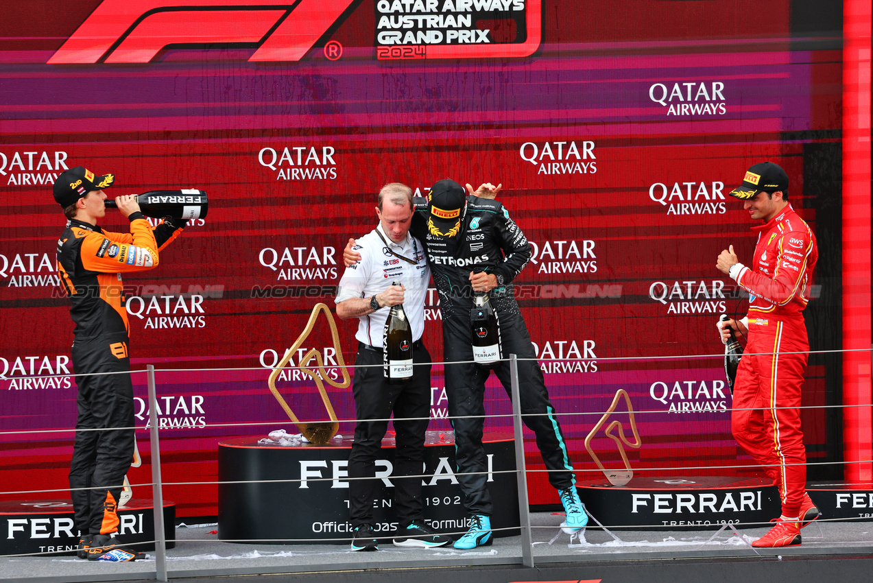 GP AUSTRIA, The podium (L to R): Oscar Piastri (AUS) McLaren, second; Marcus Dudley (GBR) Mercedes AMG F1 Gara Engineer; George Russell (GBR) Mercedes AMG F1, vincitore; Carlos Sainz Jr (ESP) Ferrari, third.

30.06.2024. Formula 1 World Championship, Rd 11, Austrian Grand Prix, Spielberg, Austria, Gara Day.

- www.xpbimages.com, EMail: requests@xpbimages.com © Copyright: Charniaux / XPB Images