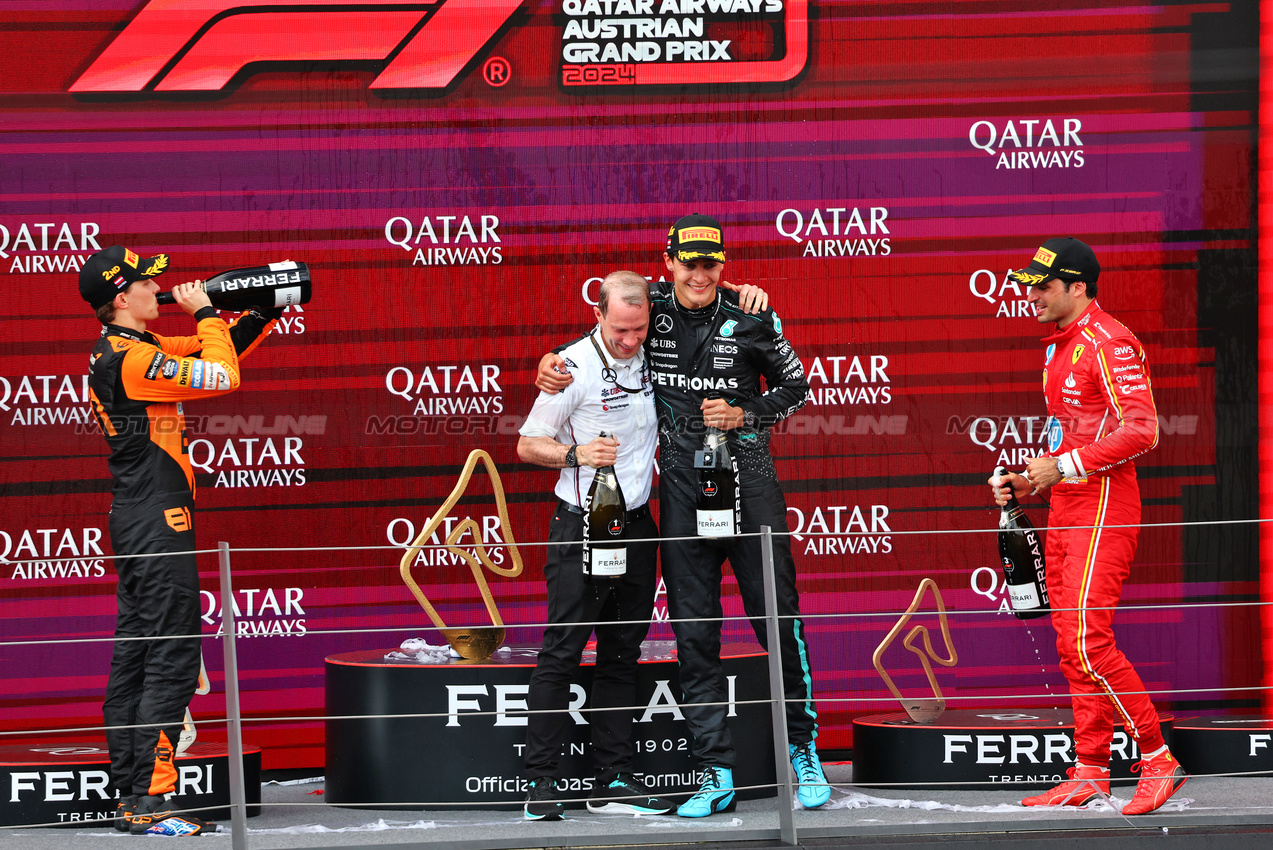 GP AUSTRIA, The podium (L to R): Oscar Piastri (AUS) McLaren, second; Marcus Dudley (GBR) Mercedes AMG F1 Gara Engineer; George Russell (GBR) Mercedes AMG F1, vincitore; Carlos Sainz Jr (ESP) Ferrari, third.

30.06.2024. Formula 1 World Championship, Rd 11, Austrian Grand Prix, Spielberg, Austria, Gara Day.

- www.xpbimages.com, EMail: requests@xpbimages.com © Copyright: Charniaux / XPB Images