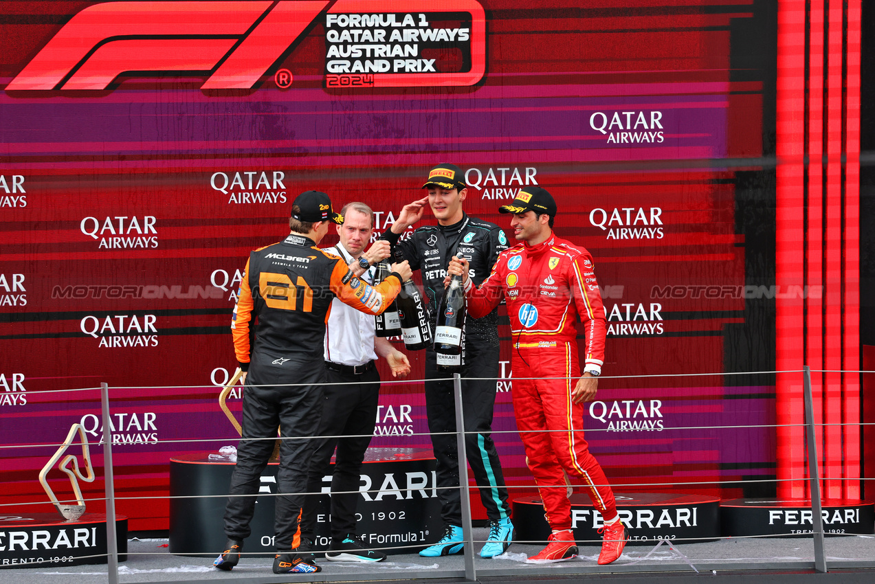 GP AUSTRIA, The podium (L to R): Oscar Piastri (AUS) McLaren, second; Marcus Dudley (GBR) Mercedes AMG F1 Gara Engineer; George Russell (GBR) Mercedes AMG F1, vincitore; Carlos Sainz Jr (ESP) Ferrari, third.

30.06.2024. Formula 1 World Championship, Rd 11, Austrian Grand Prix, Spielberg, Austria, Gara Day.

- www.xpbimages.com, EMail: requests@xpbimages.com © Copyright: Charniaux / XPB Images