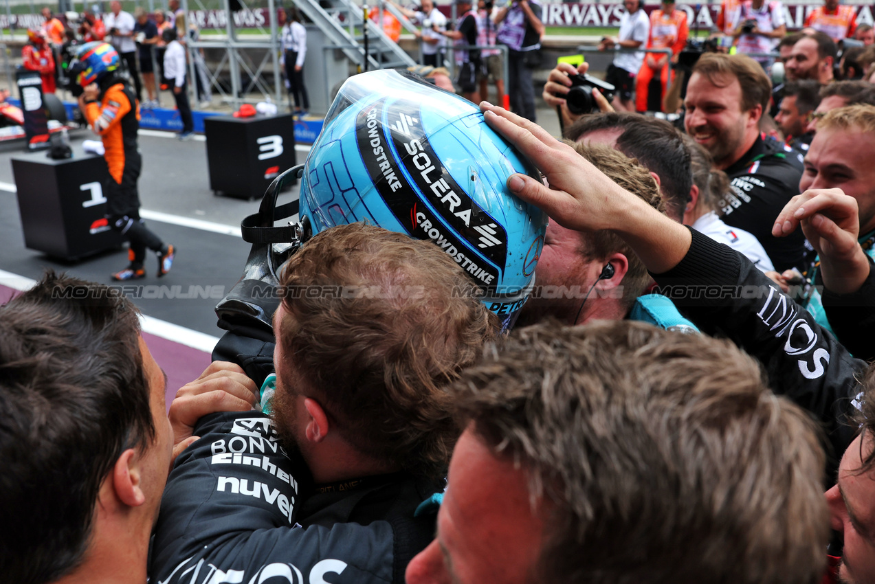 GP AUSTRIA, Gara winner George Russell (GBR) Mercedes AMG F1 celebrates with the team in parc ferme.

30.06.2024. Formula 1 World Championship, Rd 11, Austrian Grand Prix, Spielberg, Austria, Gara Day.

- www.xpbimages.com, EMail: requests@xpbimages.com © Copyright: Bearne / XPB Images