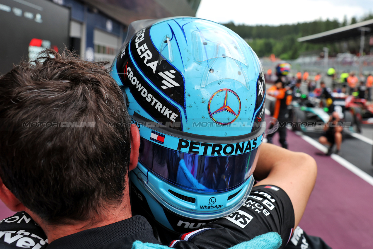 GP AUSTRIA, Gara winner George Russell (GBR) Mercedes AMG F1 celebrates with the team in parc ferme.

30.06.2024. Formula 1 World Championship, Rd 11, Austrian Grand Prix, Spielberg, Austria, Gara Day.

- www.xpbimages.com, EMail: requests@xpbimages.com © Copyright: Bearne / XPB Images