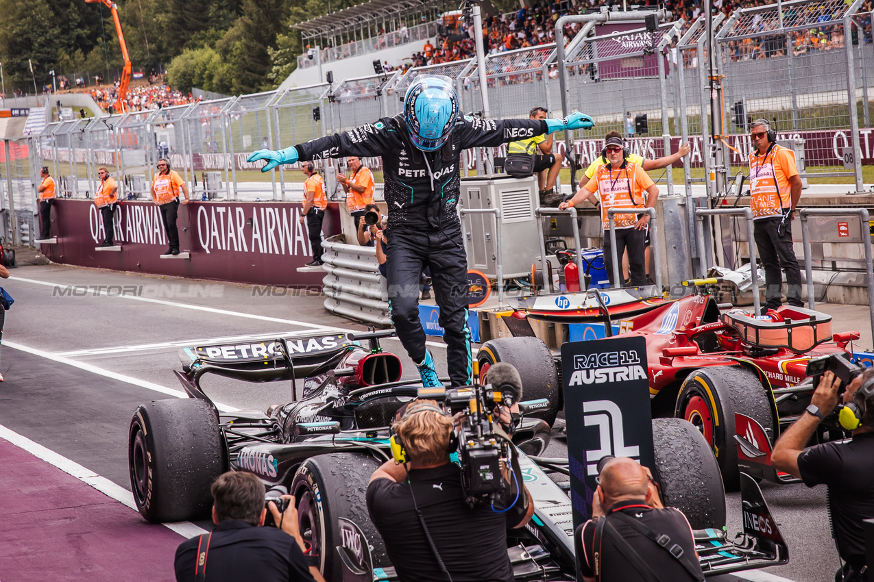 GP AUSTRIA, Gara winner George Russell (GBR) Mercedes AMG F1 W15 celebrates in parc ferme.

30.06.2024. Formula 1 World Championship, Rd 11, Austrian Grand Prix, Spielberg, Austria, Gara Day.

- www.xpbimages.com, EMail: requests@xpbimages.com © Copyright: Bearne / XPB Images