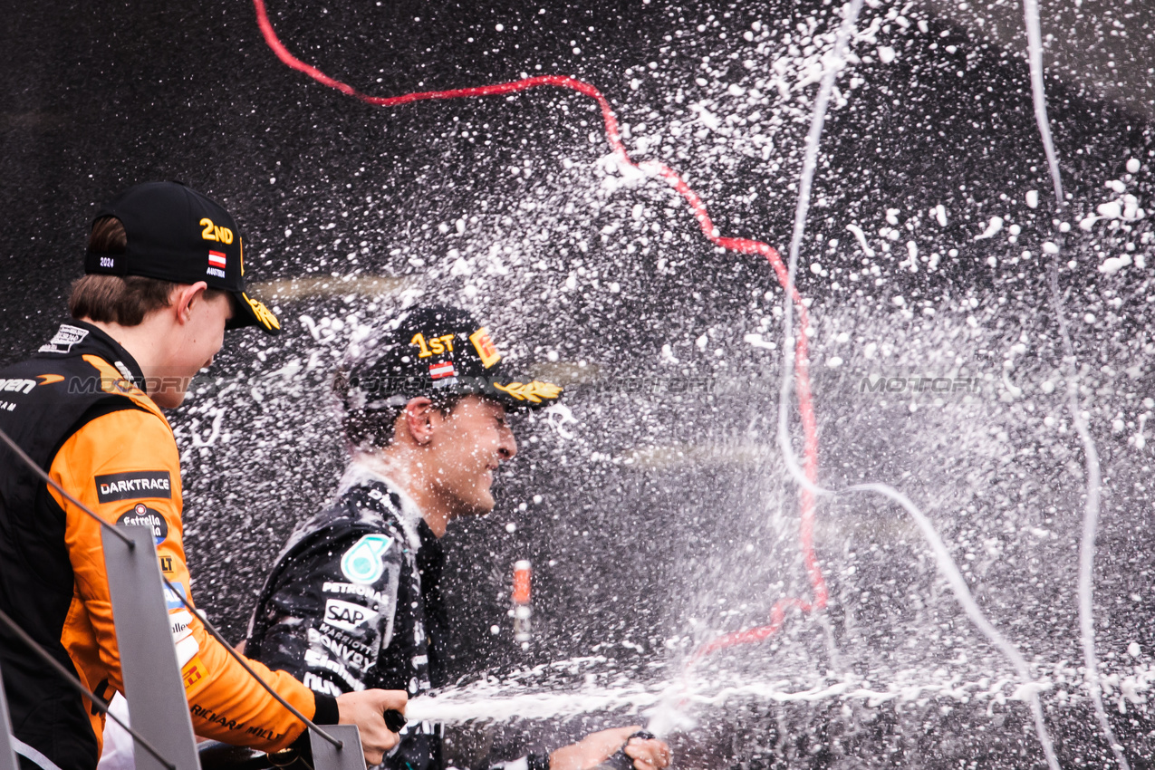 GP AUSTRIA, Oscar Piastri (AUS) McLaren celebrates his second position in parc ferme with vincitore George Russell (GBR) Mercedes AMG F1.

30.06.2024. Formula 1 World Championship, Rd 11, Austrian Grand Prix, Spielberg, Austria, Gara Day.

- www.xpbimages.com, EMail: requests@xpbimages.com © Copyright: Bearne / XPB Images