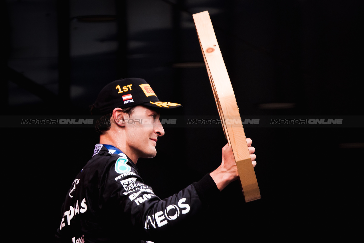 GP AUSTRIA, Gara winner George Russell (GBR) Mercedes AMG F1 celebrates on the podium.

30.06.2024. Formula 1 World Championship, Rd 11, Austrian Grand Prix, Spielberg, Austria, Gara Day.

- www.xpbimages.com, EMail: requests@xpbimages.com © Copyright: Bearne / XPB Images