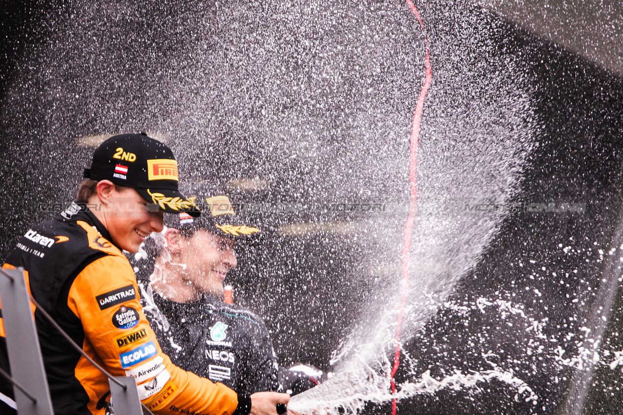 GP AUSTRIA, Oscar Piastri (AUS) McLaren celebrates his second position in parc ferme with vincitore George Russell (GBR) Mercedes AMG F1.

30.06.2024. Formula 1 World Championship, Rd 11, Austrian Grand Prix, Spielberg, Austria, Gara Day.

- www.xpbimages.com, EMail: requests@xpbimages.com © Copyright: Bearne / XPB Images