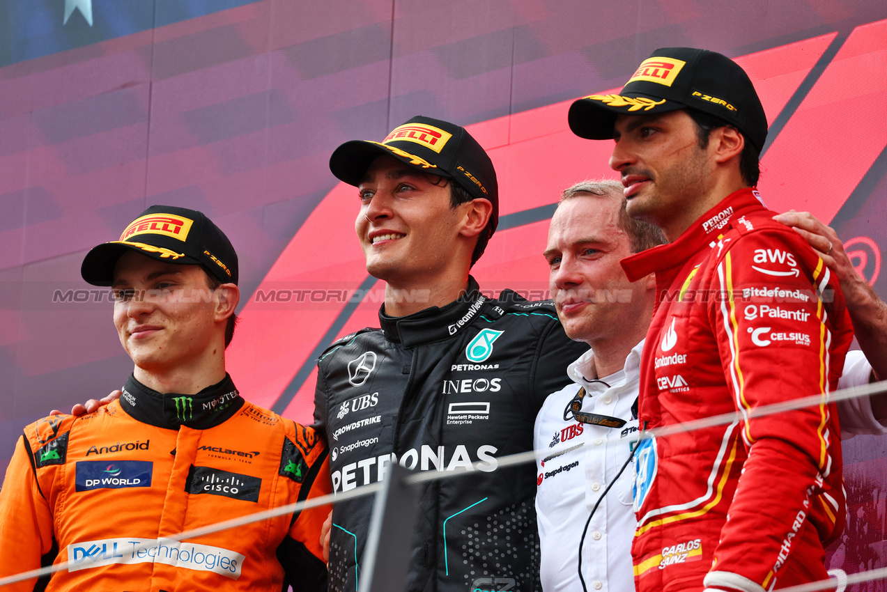 GP AUSTRIA, The podium (L to R): Oscar Piastri (AUS) McLaren, second; George Russell (GBR) Mercedes AMG F1, vincitore; Marcus Dudley (GBR) Mercedes AMG F1 Gara Engineer; Carlos Sainz Jr (ESP) Ferrari, third.

30.06.2024. Formula 1 World Championship, Rd 11, Austrian Grand Prix, Spielberg, Austria, Gara Day.

 - www.xpbimages.com, EMail: requests@xpbimages.com © Copyright: Coates / XPB Images