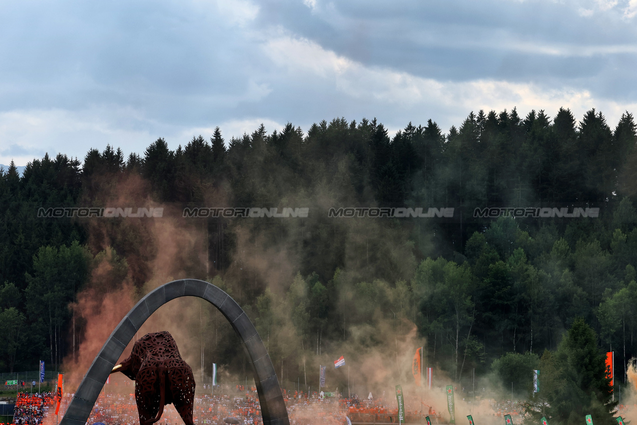 GP AUSTRIA, Circuit Atmosfera - flares let off by fans.

30.06.2024. Formula 1 World Championship, Rd 11, Austrian Grand Prix, Spielberg, Austria, Gara Day.

 - www.xpbimages.com, EMail: requests@xpbimages.com © Copyright: Coates / XPB Images