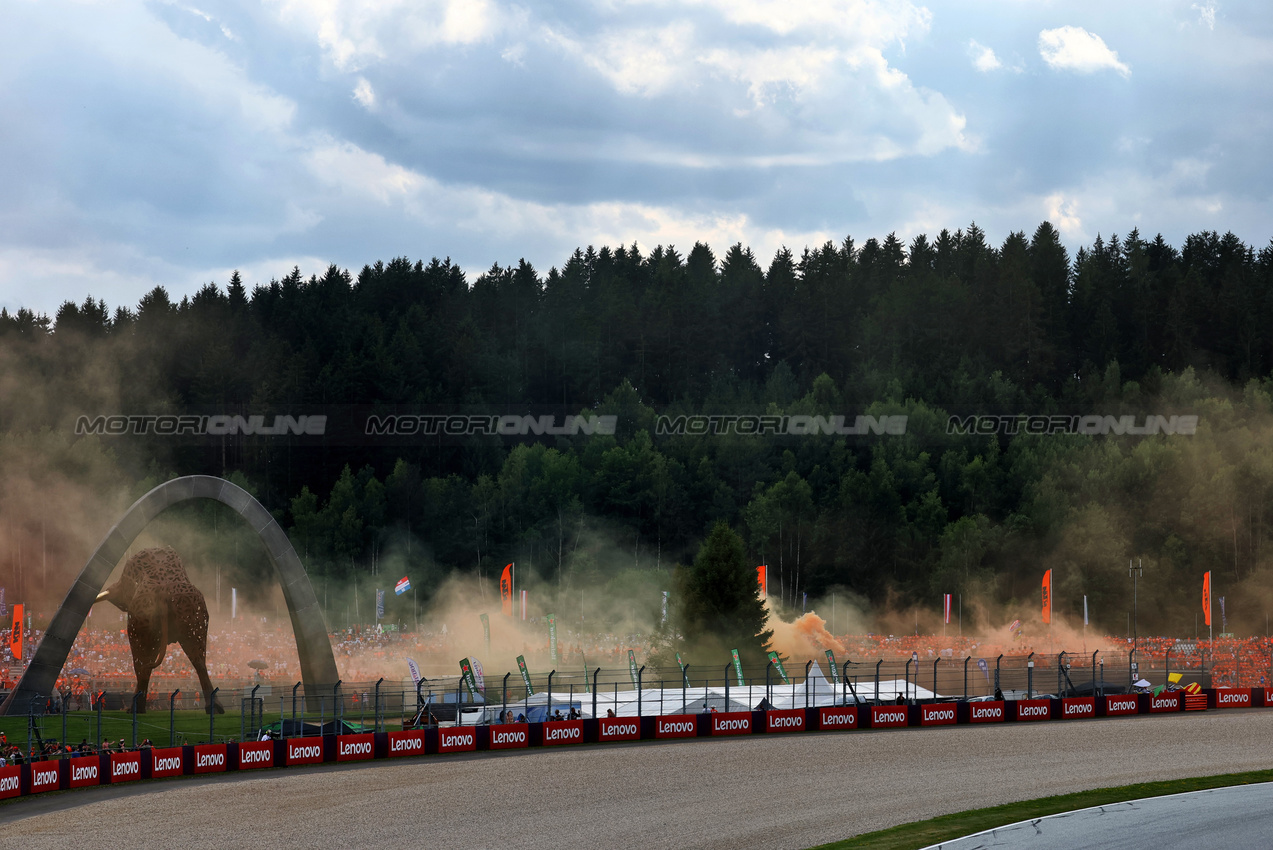 GP AUSTRIA, Circuit Atmosfera - flares let off by fans.

30.06.2024. Formula 1 World Championship, Rd 11, Austrian Grand Prix, Spielberg, Austria, Gara Day.

 - www.xpbimages.com, EMail: requests@xpbimages.com © Copyright: Coates / XPB Images