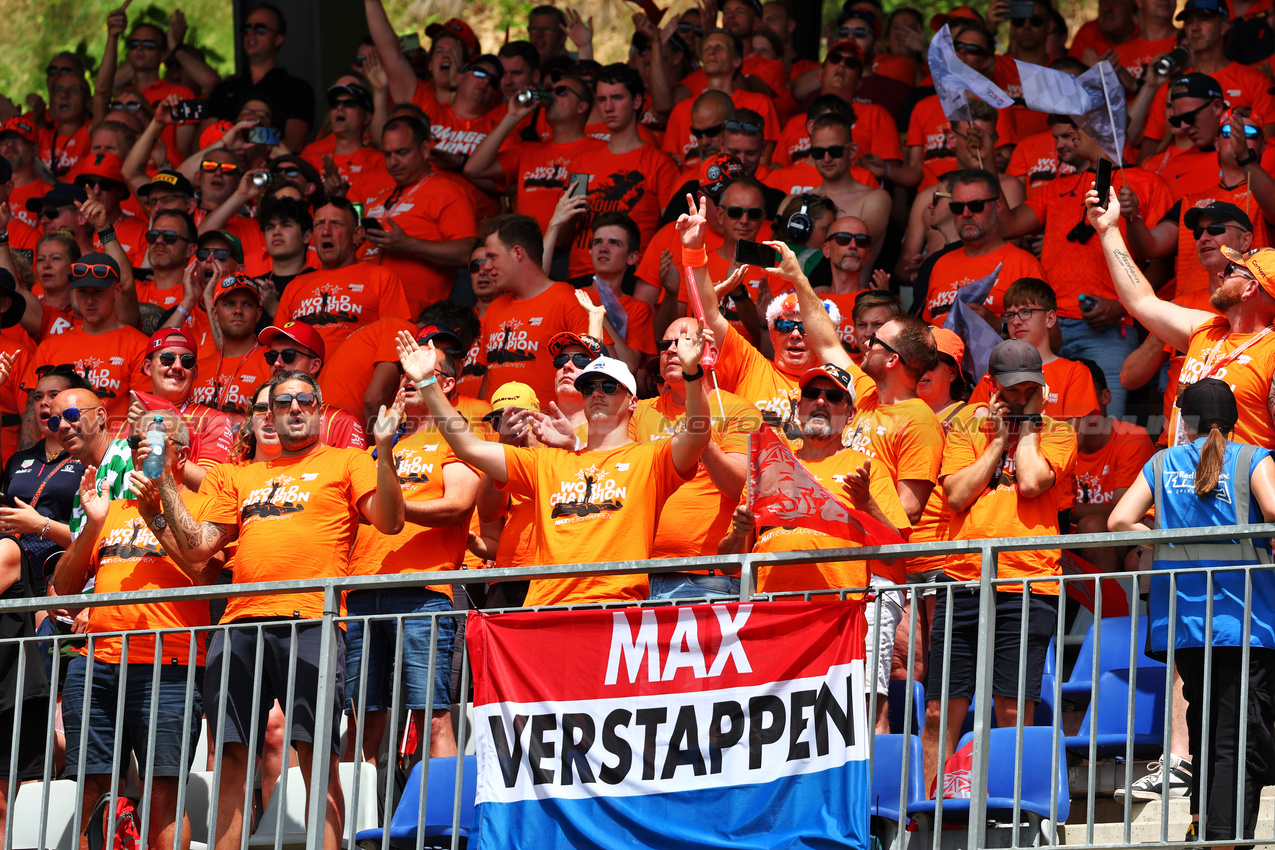 GP AUSTRIA, Circuit Atmosfera - Max Verstappen (NLD) Red Bull Racing fans in the grandstand.

30.06.2024. Formula 1 World Championship, Rd 11, Austrian Grand Prix, Spielberg, Austria, Gara Day.

 - www.xpbimages.com, EMail: requests@xpbimages.com © Copyright: Coates / XPB Images