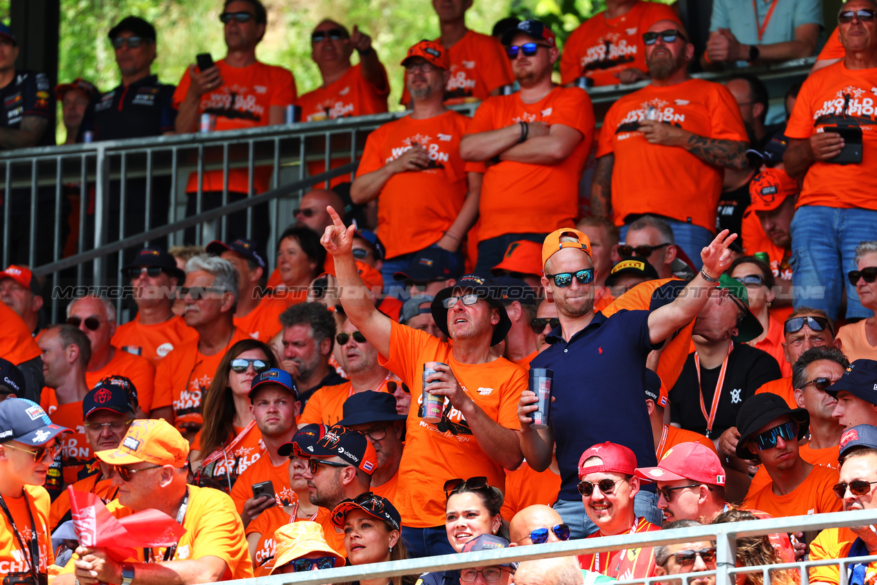 GP AUSTRIA, Circuit Atmosfera - Max Verstappen (NLD) Red Bull Racing fans in the grandstand.

30.06.2024. Formula 1 World Championship, Rd 11, Austrian Grand Prix, Spielberg, Austria, Gara Day.

 - www.xpbimages.com, EMail: requests@xpbimages.com © Copyright: Coates / XPB Images